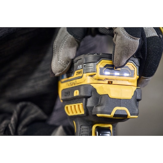Testing the Powerstack battery charge on DEWALT 18V XR Compact 125mm Angle Grinder