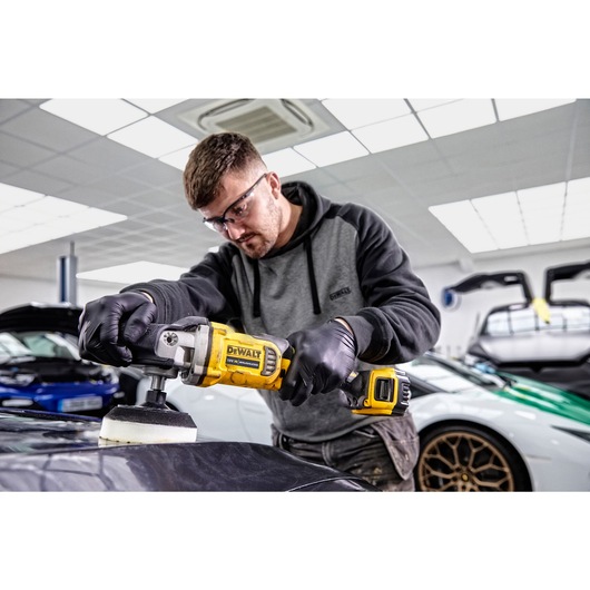 close up of XR cordless variable speed rotary polisher being used to polish a car