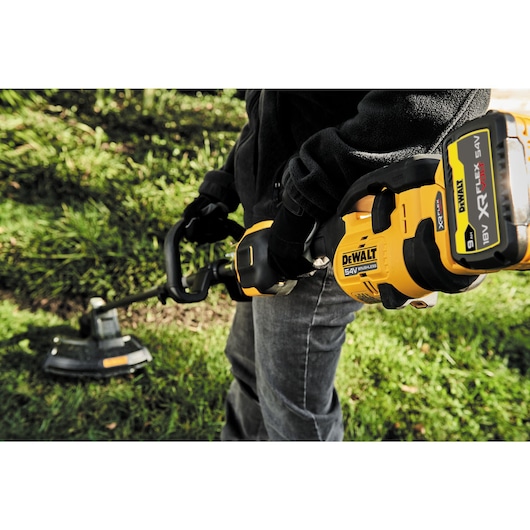 54V XR FLEXVOLT Split boom met grastrimmer opzetstuk - 1x 9.0Ah accu en snellader