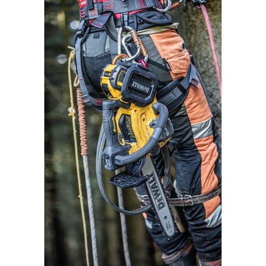 Close up showing the DCMCST635N harness