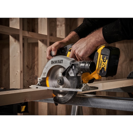 18V XR Brushless 165mm Cirkelzaag 2x 5.0Ah in TSTAK koffer 18V XR Brushless 165mm Cirkelzaag 2x 5.0Ah in TSTAK koffer