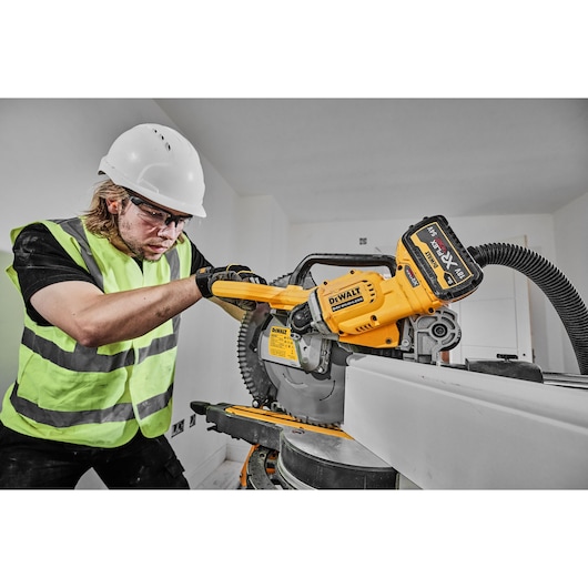 54v XR FLEXVOLT 305mm Mitre Saw close up right side view cutting skirting board 54v XR FLEXVOLT 305mm Mitre Saw close up right side view cutting skirting board