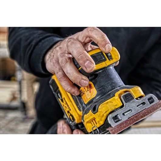 18V XR Brushless Ponceuse vibrante 1/4 de feuille en TSTAK - sans batteries ni chargeur 18V XR Brushless Ponceuse vibrante 1/4 de feuille en TSTAK - sans batteries ni chargeur