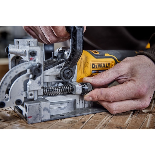 A CLOSE UP OF THE DCVW682 18V XR BISCUIT JOINTER SHOWING THE ADJUSTMENT FOR DIFFERENT SIZE BISCUITS