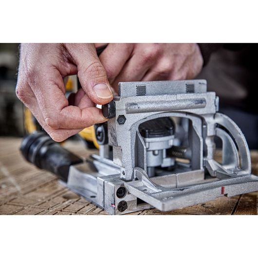 A CLOSE UP OF THE DCVW682 18V XR A CLOSE UP OF THE DCVW682 18V XR BISCUIT JOINTER SHOWING THE FENCE ADJUSTMENT