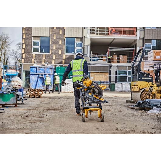 Verrijdbaar, inklapbaar onderstel voor afkort- en verstekzagen