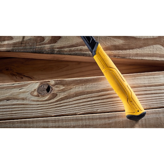 Comfortable grip feature of a 16 ounce steel rip claw nailing hammer. Comfortable grip feature of a 16 ounce steel rip claw nailing hammer.